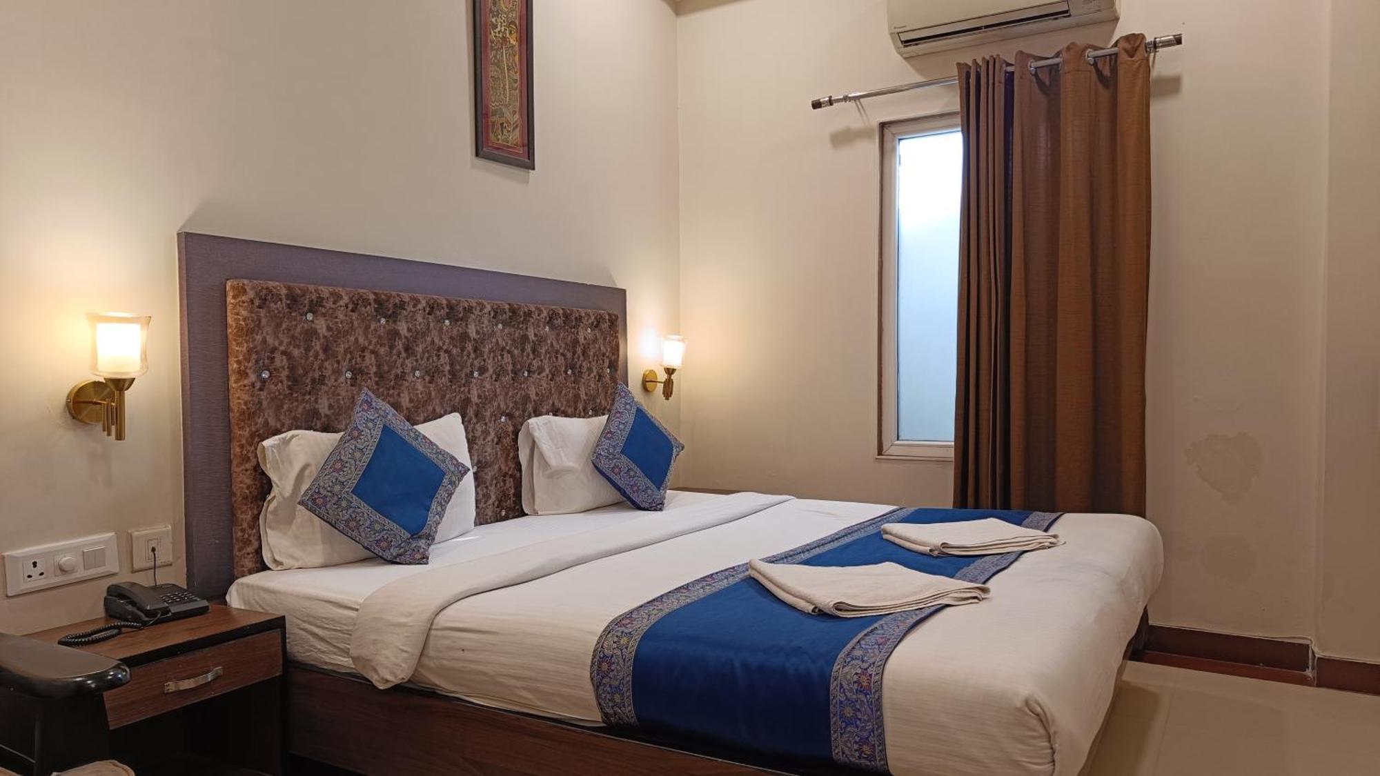 Hvh Kashi Vishwanath Hotel